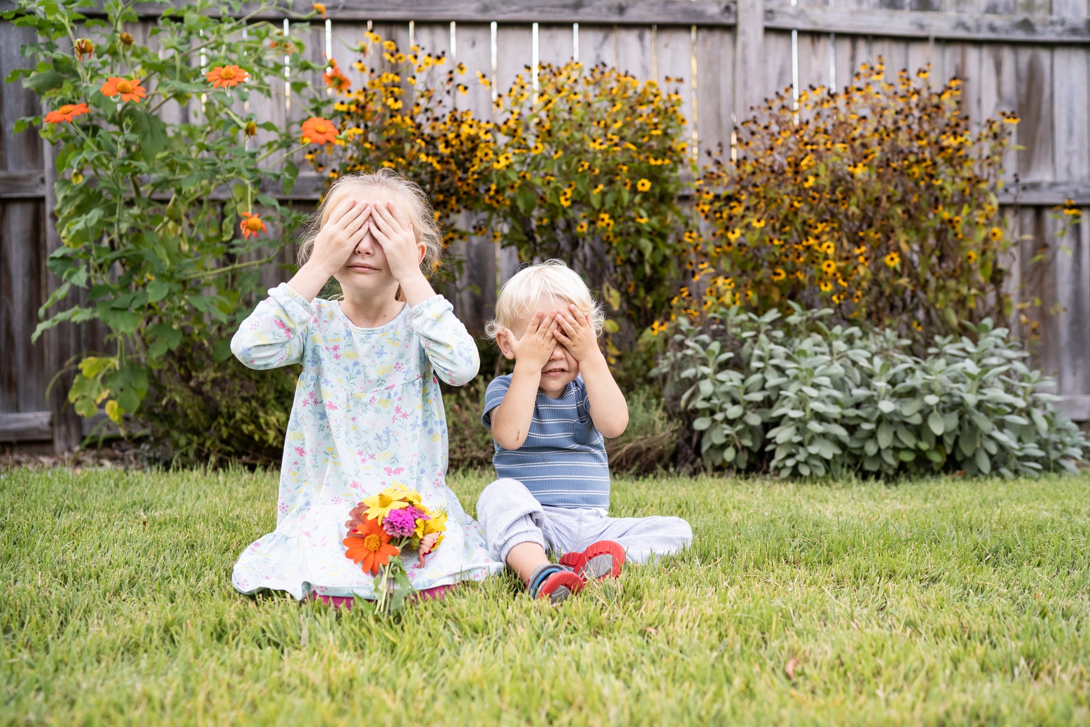 Shoulder ride smiles: Capturing Jancey's family's unique personalities in these high-energy action shots.